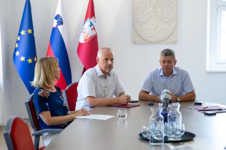 podpis pogodb za gradbeno obrtniška dela za ureditev CDZOM Postojna (4)